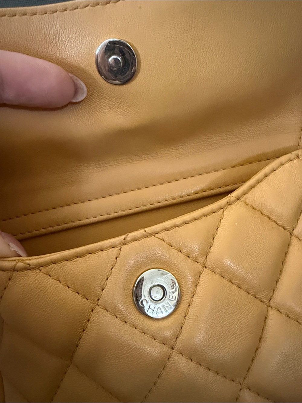 100% AUTHENTIC CHANEL Quilted Crossbody Bag Camel Leather VERY good condition - Picture 4 of 10